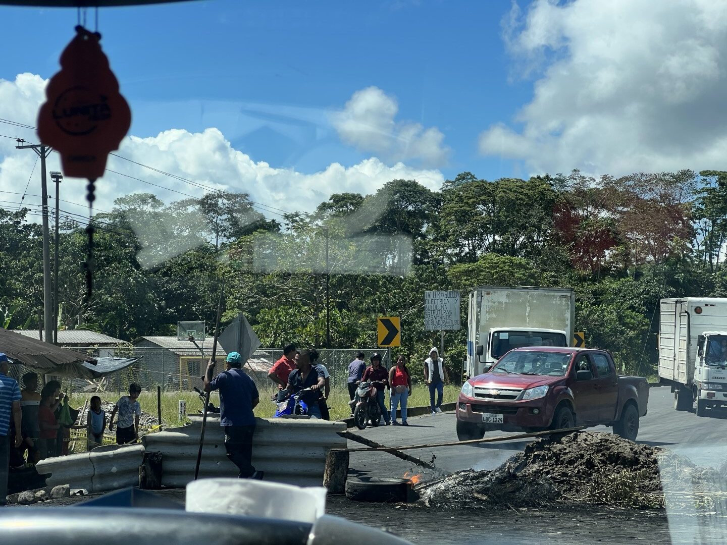 roadblock in Equador